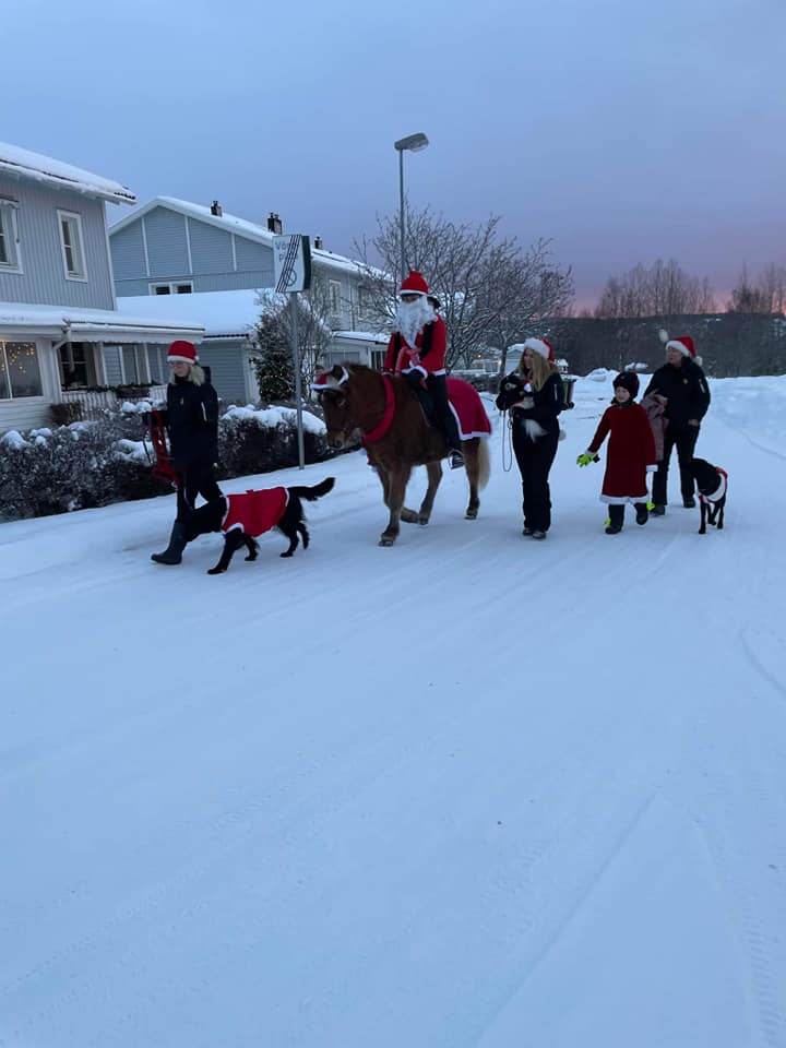 Jultomten hälsar på hos Vårbacken
